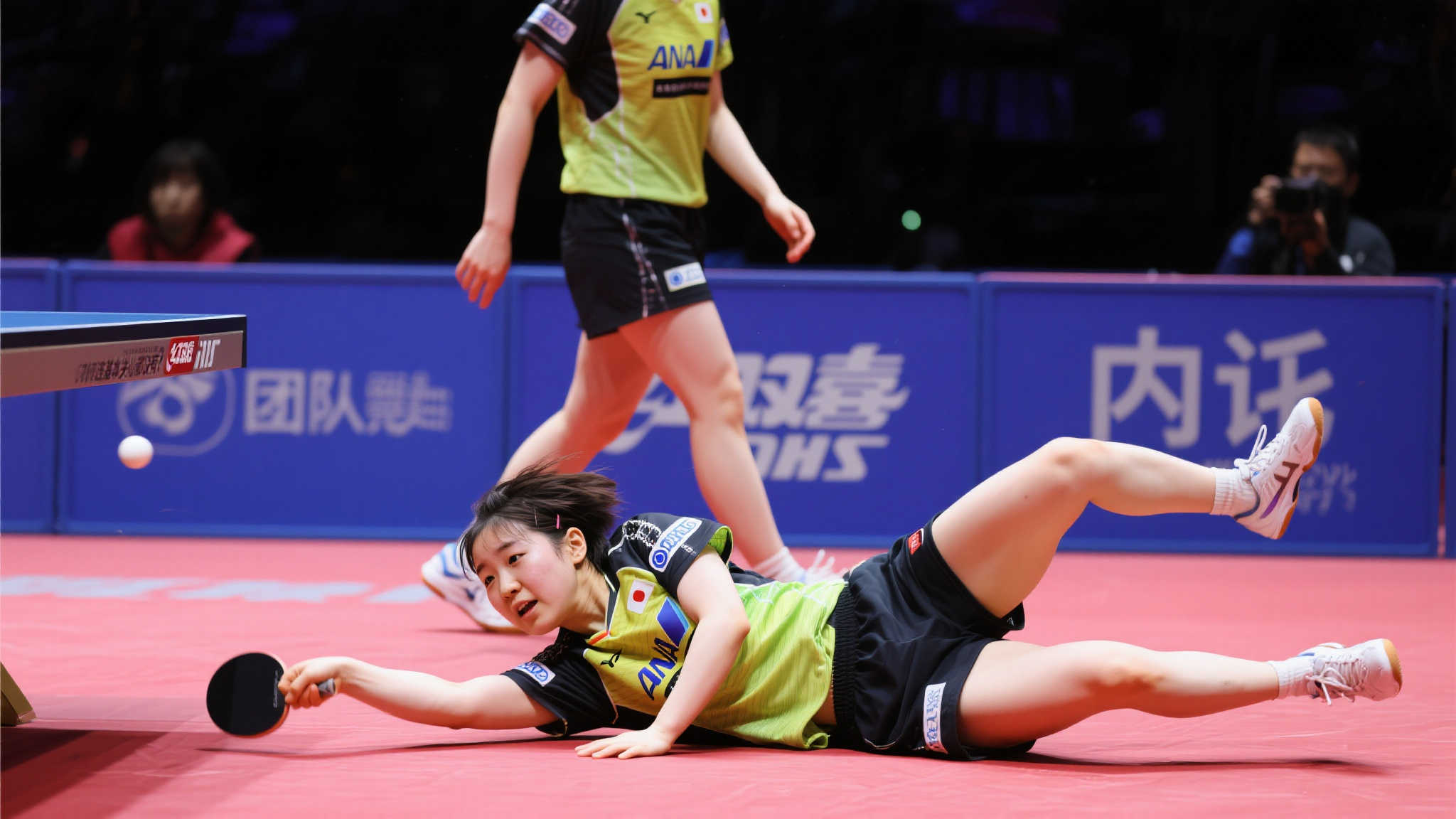 张本美和救球失手摔倒,队友冷漠离去,日本混双内讧再引争议? 张本美和救球失手摔倒,队友冷漠离去,日本混双内讧再引争议?