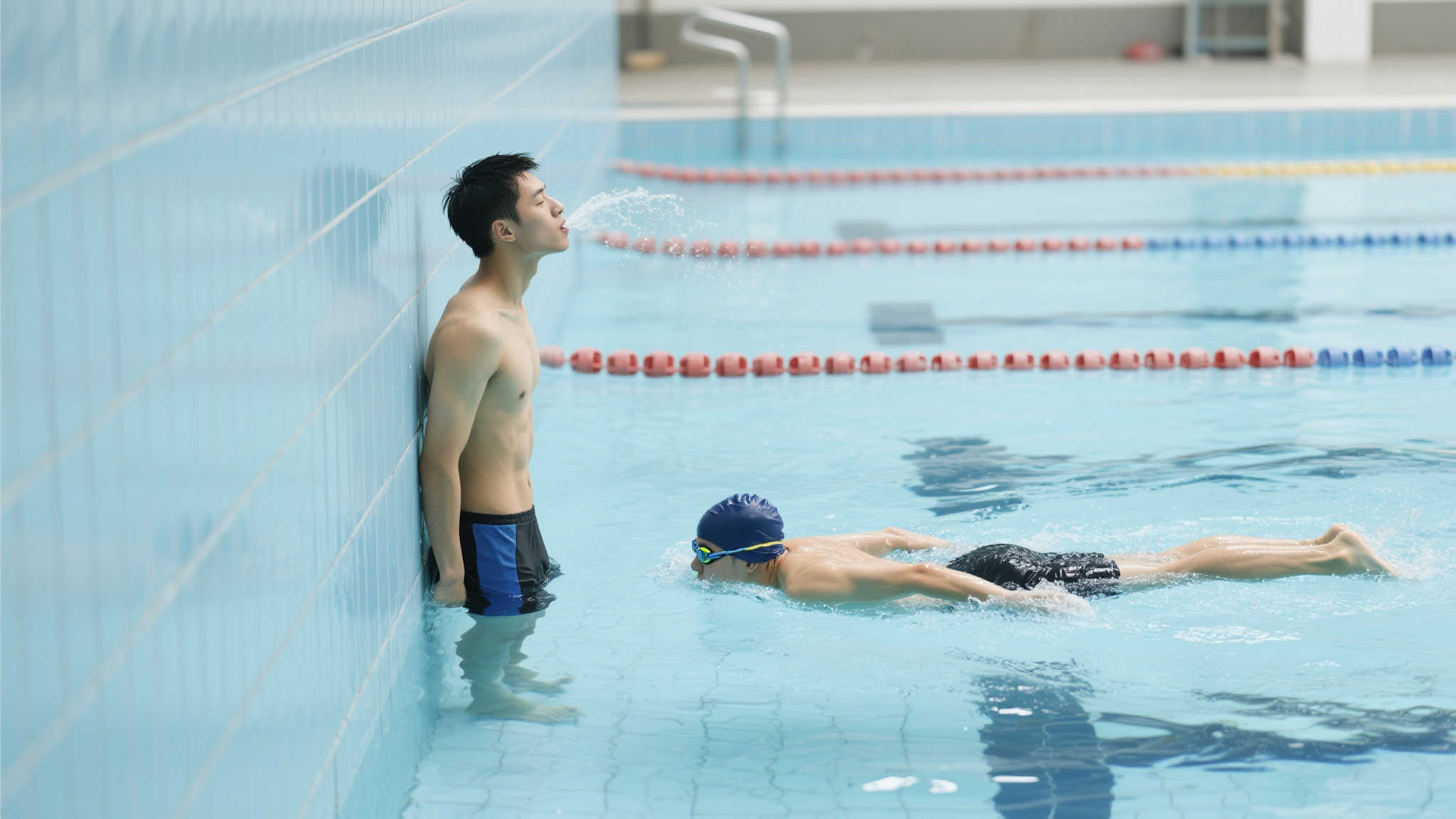 自由泳新手换气老是呛水或下沉？解决方法在这里！